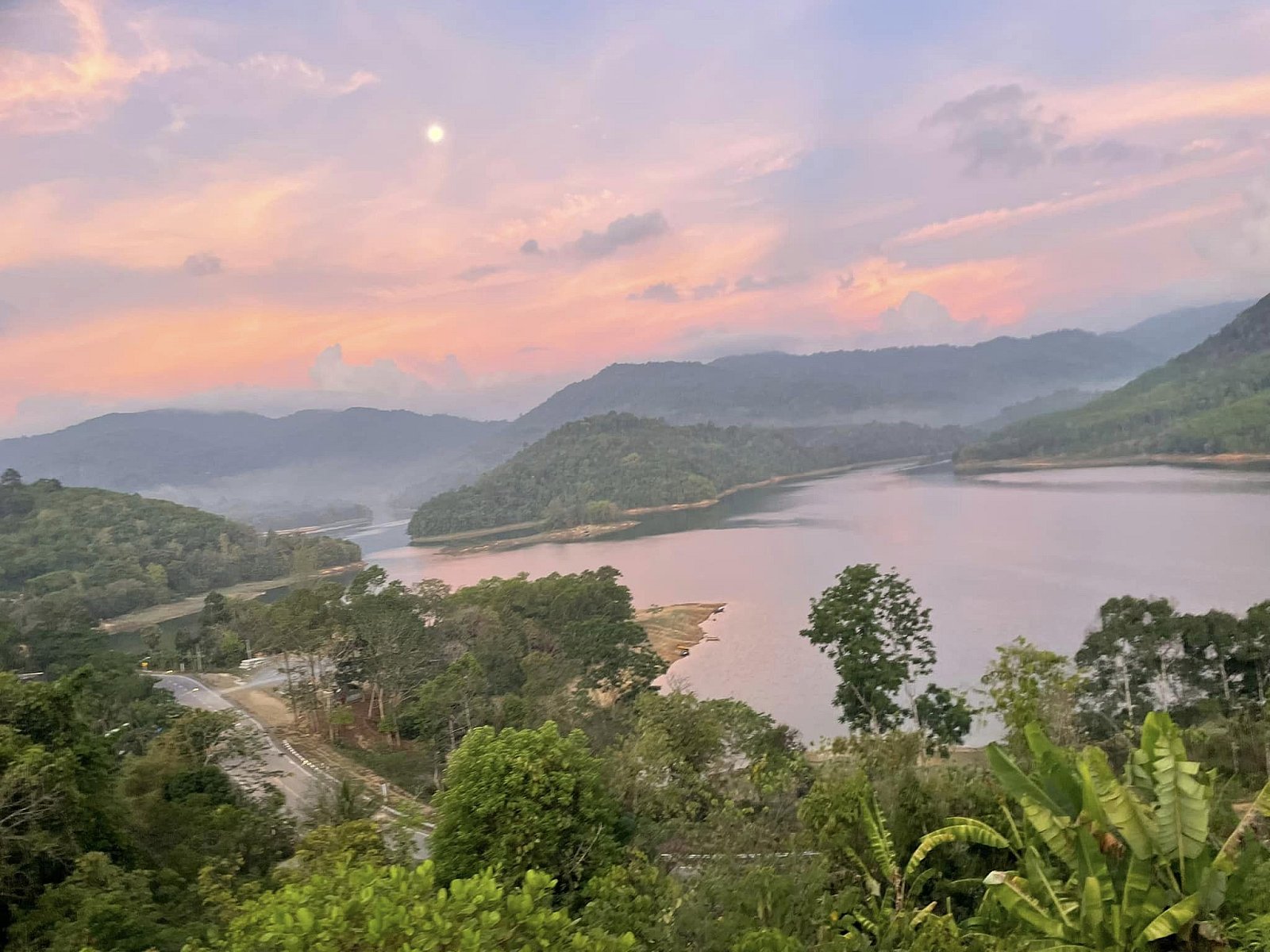 บรรยากาศริมอ่างเก็บน้ำป่าพะยอม