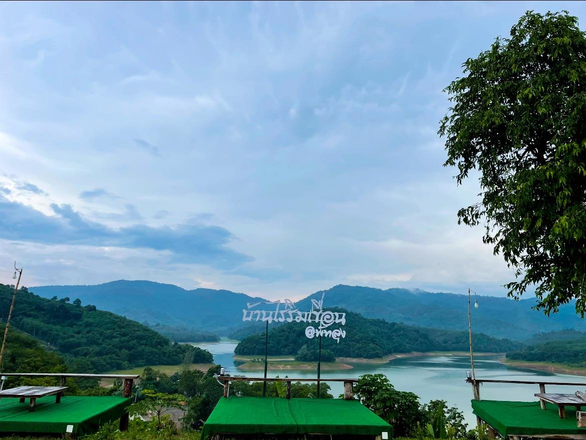 บรรยากาศริมอ่างเก็บน้ำป่าพะยอม