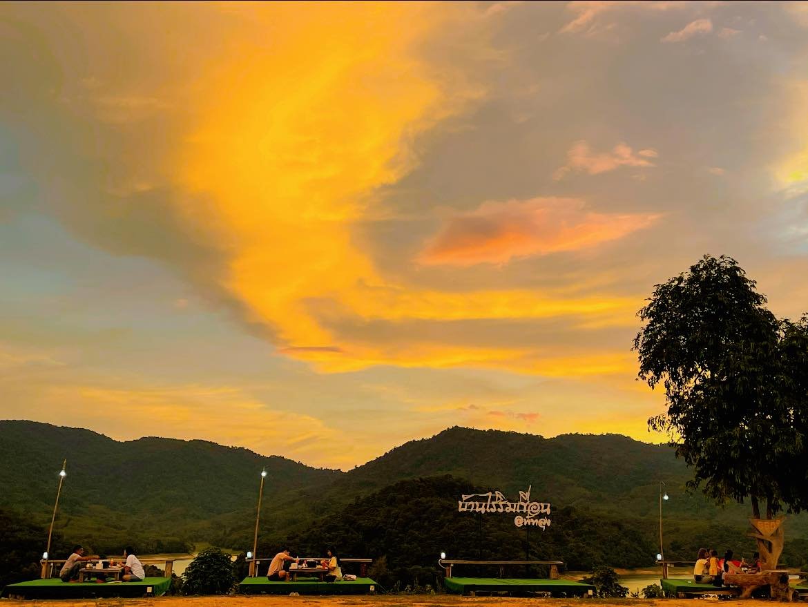บรรยากาศริมอ่างเก็บน้ำป่าพะยอม